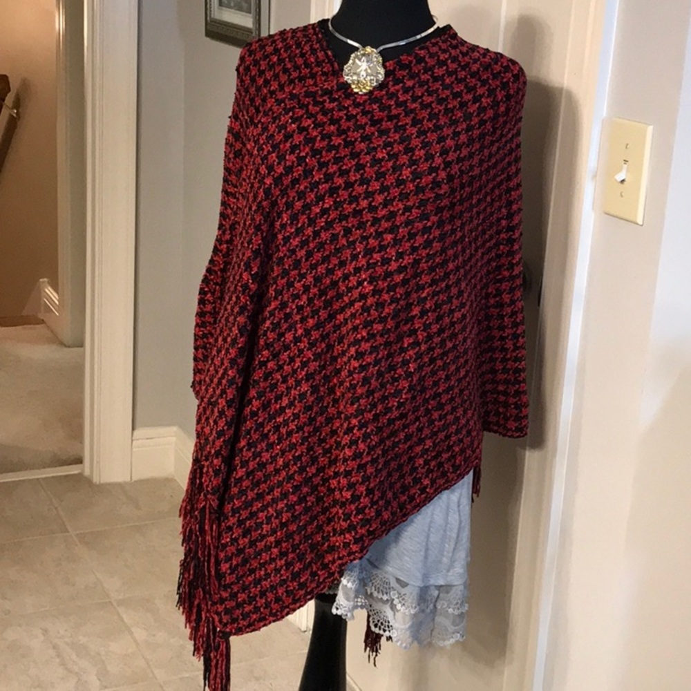 ALABAMA FANS Red and Black Houndstooth Poncho.